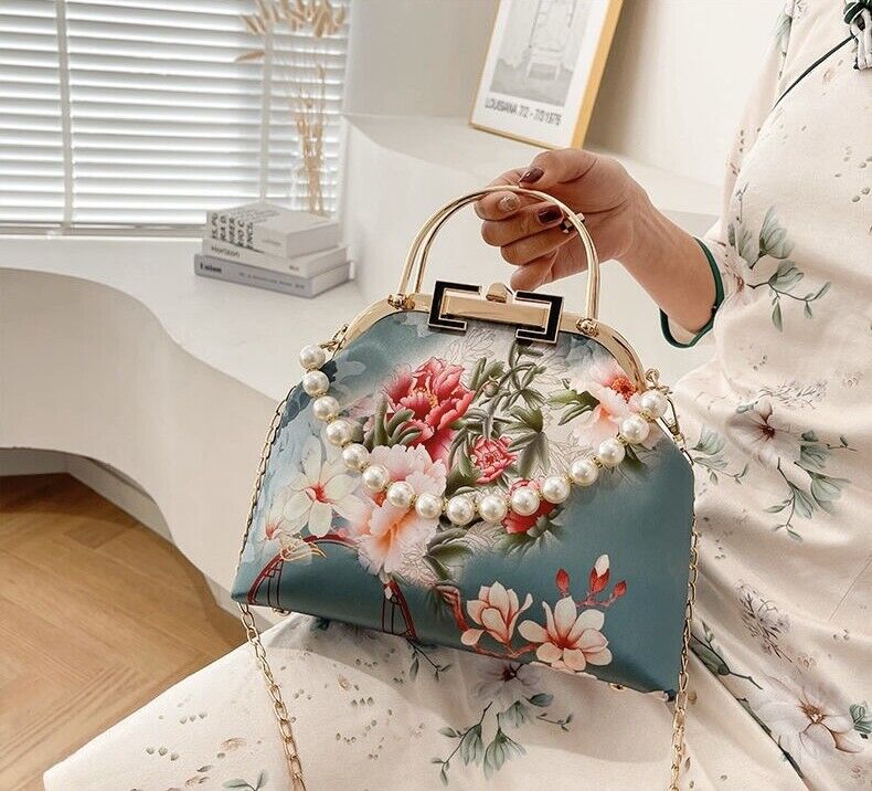 Floral Elegance: Chinese-Style Ladies' Handbag with Pearl Embellishments